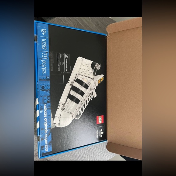 ******LEGO****ADIDAS Originals Superstar - Item# 10282-Toy (731 Pieces) Age 18+ - Picture 3 of 9